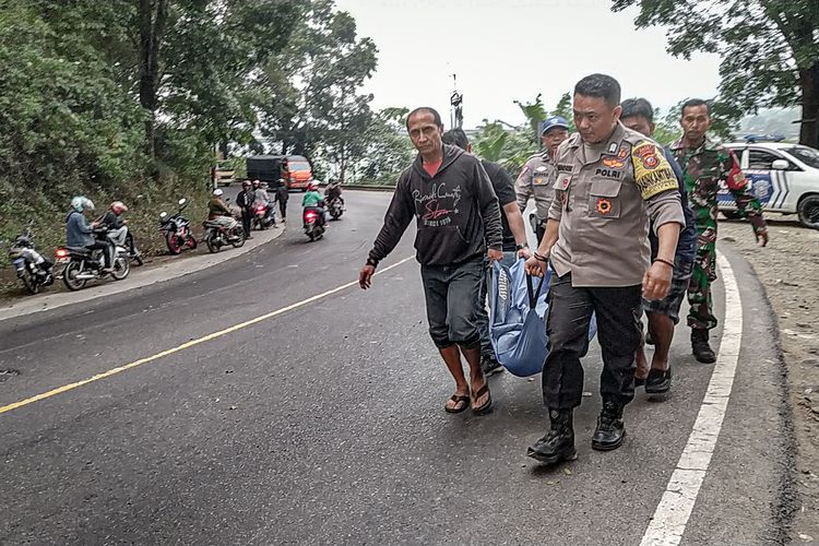 Petugas mengevakuasi mayat yang ditemukan warga di dalam jurang Jalan Raya Purwakarta tepatnya di RT 01/01 Kampung Cirangrang, Desa Sumur Bandung, Kecamatan Cipat, Kabupaten Bandung Barat (KBB), Jawa Barat, Senin (24/7/2023).