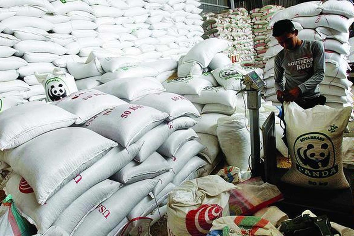 Para pekerja di grosir kedelai Depot Koja Kedelai, Pasir Koja, Bandung, Jawa Barat, beraktivitas di sekitar tumpukan karung stok kacang kedelai, Selasa (24/7). Harga kedelai di tingkat grosir ini Rp 7.600 per kilogram (kg), naik dari harga pekan lalu sekitar Rp 6.800 per kg.