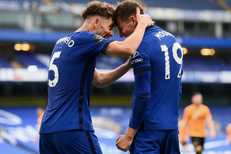 Dua pemain Chelsea, Mason Mount (kanan) dan Jorginho (kiri) merayakan golnya ke gawang Wolves, Minggu (26/7/2020) malam WIB.