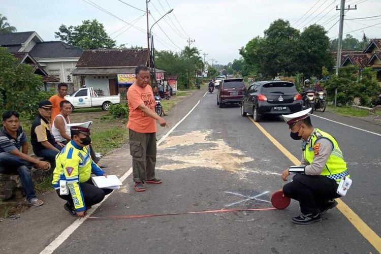 Anggota Satlantas Polres Tanggamus melakukan olah TKP kecelakaan di Jalinbar yang menyebabkan satu pengendara motor tewas.