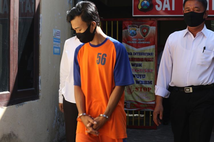 Sosok CA (32), laki-laki yang didiuga menjadi pelaku bisnis prostitusi online, saat berada di depan Kantor Unit Perlindungan Perempuan dan Anak (PPA) Mapolres Jombang, Jawa Timur, Senin (27/7/2020).