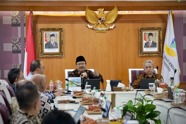 Menteri Sosial (Mensos) Saifullah Yusuf atau Gus Ipul ketika menghadiri rapat membahas  Data Tunggal Sosial dan Ekonomi Nasional (DTSEN) di Jakarta beberapa waktu lalu.