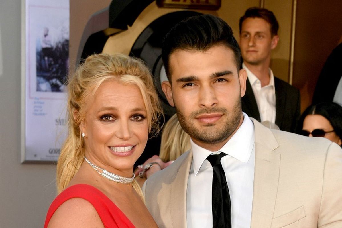 Pasangan Britney Spears (kiri) and Sam Asghari menghadiri pemutaran perdana film produksi Sony Pictures, One Upon A Time...In Hollywood, di Chinese Theatre, Hollywood, California, pada 22 Juli 2019. 