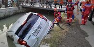 Pajero Tercebur ke Sungai di Surabaya, Pengemudi Kabur