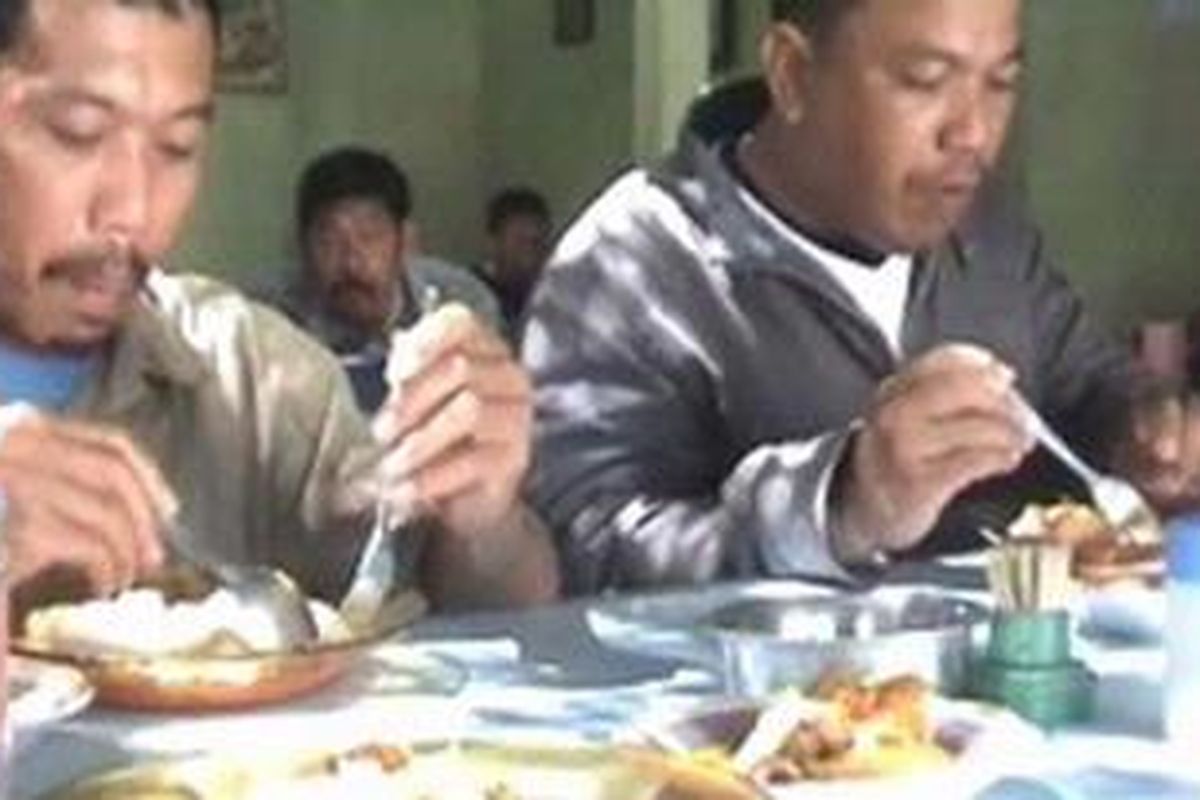 Ketupat santan yang dimasak menggunakan kayu bakar memiliki cita rasa dan aroma tersendiri. Masakan racikan Munifa di majene sulawesi barat ini selalu diburu pelangggannya.