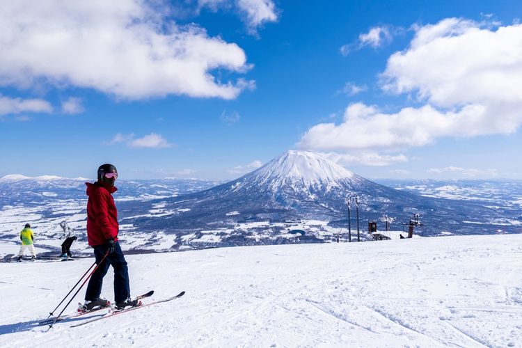 Ski di Niseko saat musim dingin.