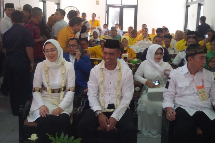 Pasangan Anna Ratna Mustika dan Aming jadi pendaftar pertama asal parpol di KPU Purwakarta, Rabu (10/1/2018).