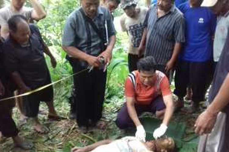 Foto : Anggota kepolisian setempat melakukan olah tempat kejadian perkara di lokasi ditemukannya mayat Sukarji yang tewas gantung diri di Desa Ngrayun, Kecamatan Ngrayun, Kabupaten Ponorogo, Rabu ( 28 / 12 / 2016) sore.(Foto : AKP Sudarmanto)