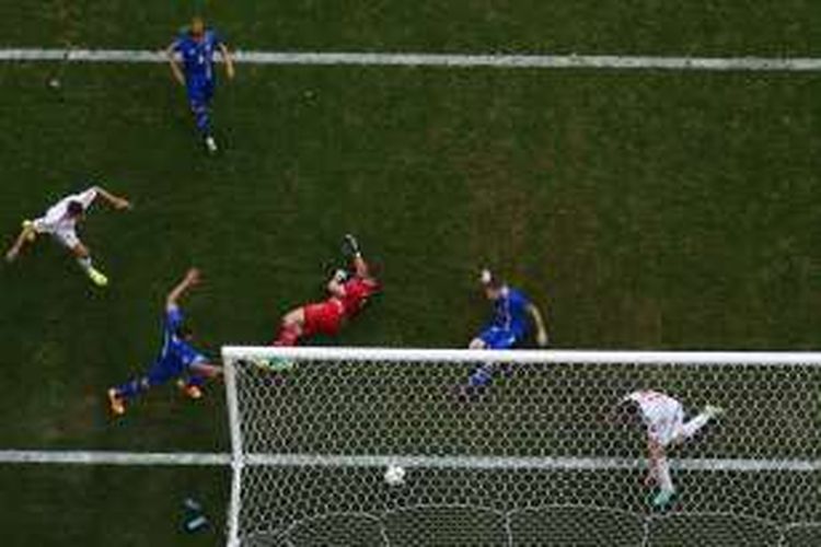 Proses gol bunuh diri Birkir Saevarsson saat Hungaria melawan Islandia pada partai Piala Eropa Grup F di Stadion Velodrome, Sabtu (18/6/2016).