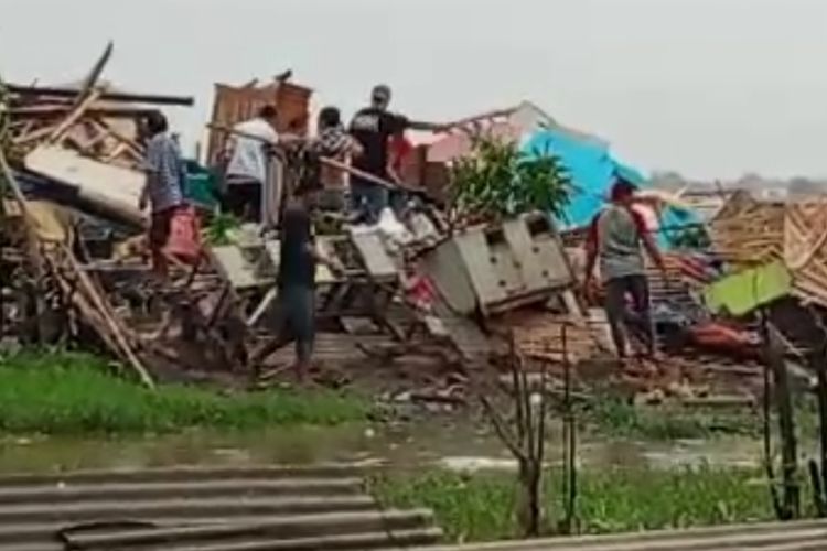 Sejumlah warga berusaha merapihkan rumah mereka yang menjadi korban puting beliung di Desa Dadap Kecamatan Juntinyuat Kabupaten Indramayu, Kamis (4/1/2024) pagi. Puluhan rumah dikabarkan rusak. Polisi memastikan tidak ada korban jiwa dalam peristiwa ini.
