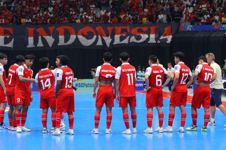 Ekspresi sejumlah pemain timnas futsal Indonesia usai laga final AFC Futsal ASIAN CUP 2026 di Indonesia Arena, Jakarta Pusat, Sabtu (7/2/2026). Iran sukses keluar menjadi juara AFC Futsal ASIAN CUP 2026.