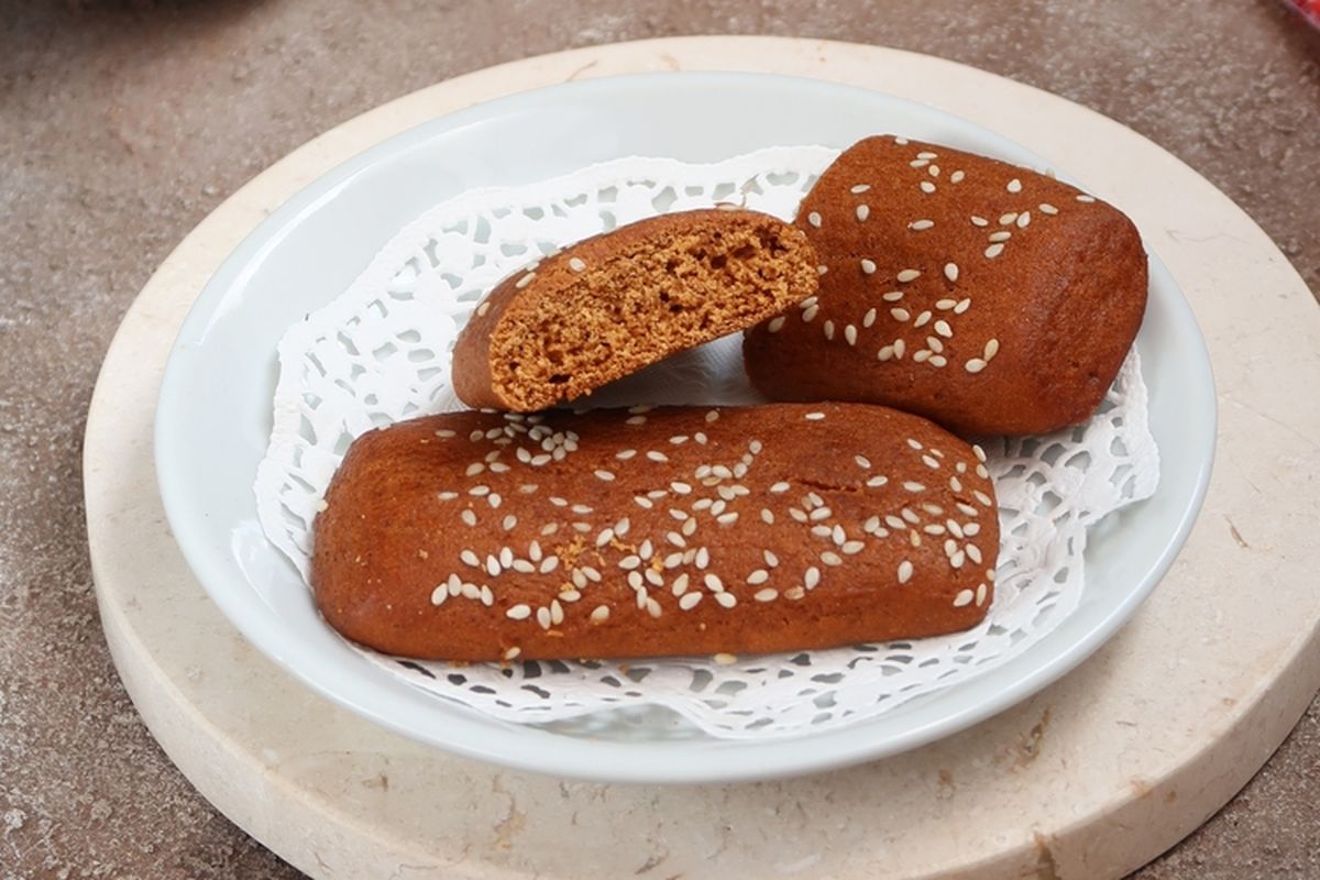 Ilustrasi roti gambang atau roti ganjel rel dalam piring saji. 