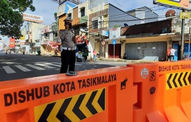 Petugas Satgas Covid-19 Kota Tasikmalaya menutup toko-toko yang bergerak di bidang non-esensial selama PPKM Darurat diberlakukan sampai tanggal 20 Juli 2021 pada Selasa (6/7/2021).