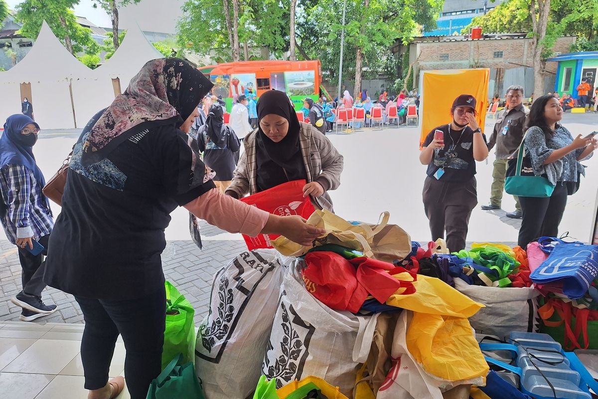 Respons para pedagang di Pasar Koja Baru ketika dihimbau untuk gunakan spunbond. Rabu (6/3/2024)