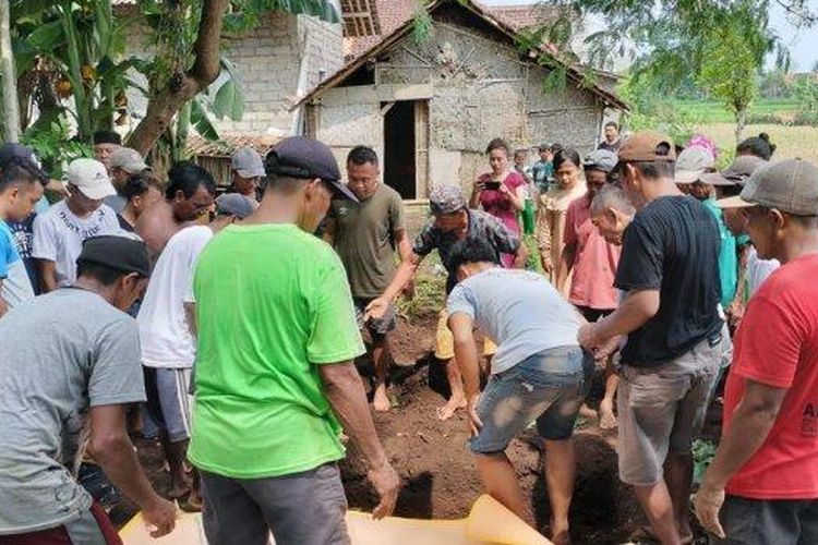 Proses pembongkaran makam jenazah lansia di Desa Tugusari Kecamatan Bangsalsari Jember yang baru dikubur, Sabtu (24/2/2024).
