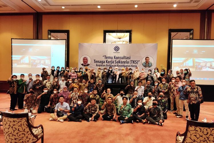 Sebagian Tenaga Kerja Sukarela berfoto bersama usai mengikuti program Temu Konsultasi TKS 2021, Kemnaker RI, yang diselenggarakan di Bandung, 15-17 September 2021.
