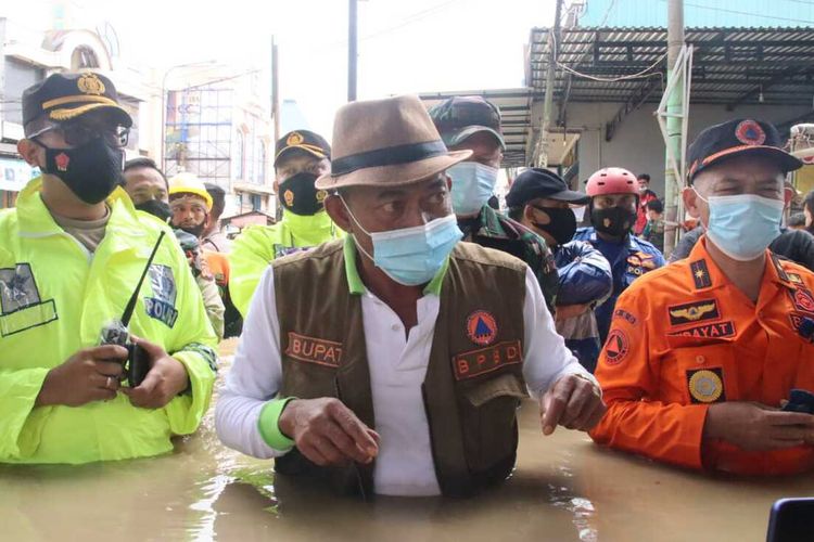 Bupati Subang Ruhimat saat meninjau banjir di Subang, Senin (8/2/2021).