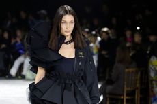 Bella Hadid: Rasanya Aneh, Berjalan di Catwalk tapi Ada Perang