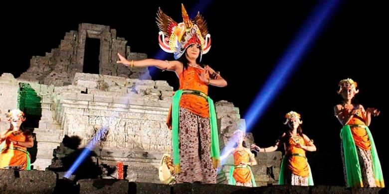 Sejumlah penari dari Kampung Cempluk Malang mempersembahkan sendratari Dwi Naga Saluan Nagari di Candi Jago, Tumpang, Kabupaten Malang, Jawa Timur, Sabtu (1/10/2016) malam. Selain sendratari, rangkaian penutupan Festival Literasi Singhasari ini juga diisi penampilan, antara lain, tari topeng bapang, instrumentalia dari Kelompok Dawai Nusantara, dan wayang tantri yang mengambil tema dari penggalan relief Candi Jago.