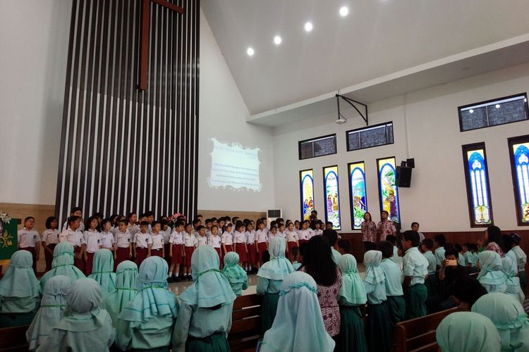 Suasana pertemuan para murid dari SD Islam Arrahman Perak Jombang dan SD Kristen Petra Jombang, di Gereja Kristen Indonesia (GKI) Jombang, Jawa Timur, Selasa (5/11/2019).