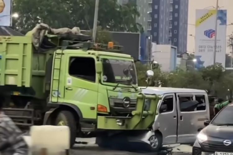 Peristiwa kecelakaan lalu lintas antara truk dan mobil grandmax terjadi di Jalan Ahmad Yani, Kota Bekasi, Senin (9/10/2023) sekitar pukul 05.00 WIB. Dari unggahan video di Instagram @infobekasi, memperlihatkan sebuah mobil grandmax menabrak sisi kiri truk yang ingin putar balik di depan RS Mitra Keluarga Bekasi.