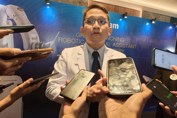 Dr. dr. Kukuh Dwiputra Hernugrahanto, SpOT(K) memberi keterangan kepada jurnalis usai diresmikan peluncuran CUVIS Robotic Surgical Assistant, teknologi bedah robotik mutakhir asal Korea Selatan untuk prosedur Total Knee Replacement (TKR) di Main Lobby New Building Siloam Raya Gubeng Surabaya, Jawa Timur, Rabu (13/8/2025) siang.