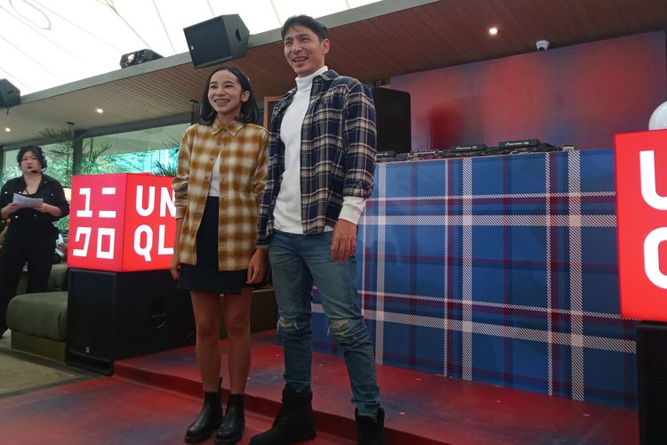 Aktor Abimana Aryasatya (kanan) saat menghadiri acara konferensi pers peluncuran koleksi Uniqlo Flannel Fall/Winter 2023 di Jakarta, Jumat (13/10/2023).