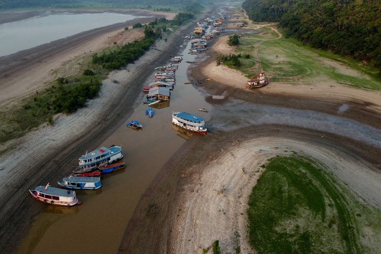 Foto yang menunjukkan rumah apung dan perahu terdampar di Danau Puraquequara, Manaus, Negara Bagian Amazonas, Brasil, diambil pada tanggal 6 Oktober 2023. Penduduk di tepi sungai menderita kekurangan air yang disebabkan oleh kekeringan parah di bagian utara negara itu. Kekeringan telah mengeringkan sungai dan menyulitkan perjalanan antar kota di negara bagian Amazonas. Konsumsi air juga terkena dampaknya.