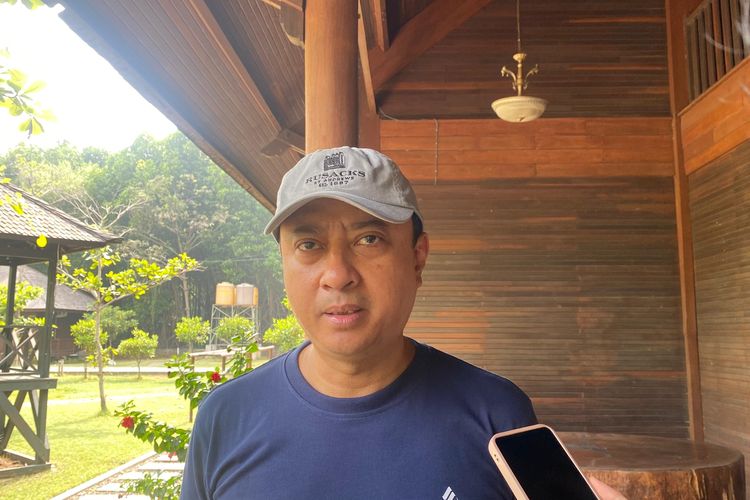 Direktur PT Bumi Suksesindo, Cahyono Seto, saat temu media jelang penanaman 1.000 bibit mangrove di Taman Wisata Alam (TWA) Angke Kapuk, Jakarta, Kamis (25/7/2024). 