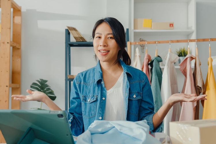 Ilustrasi jalankan operasional bisnis fashion lebih mudah dengan aplikasi startup yang terintegrasi marketplace.