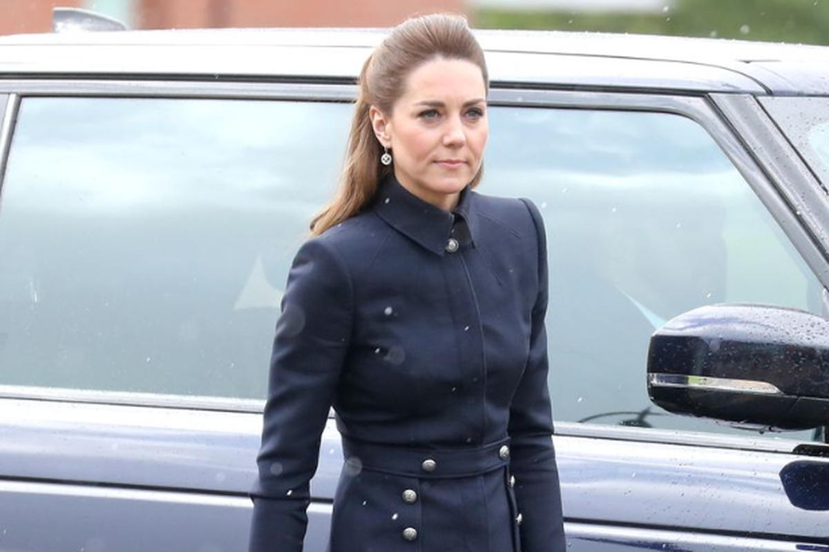 Kate Middleton dengan pakaian yang terinspirasi gaya militer. 