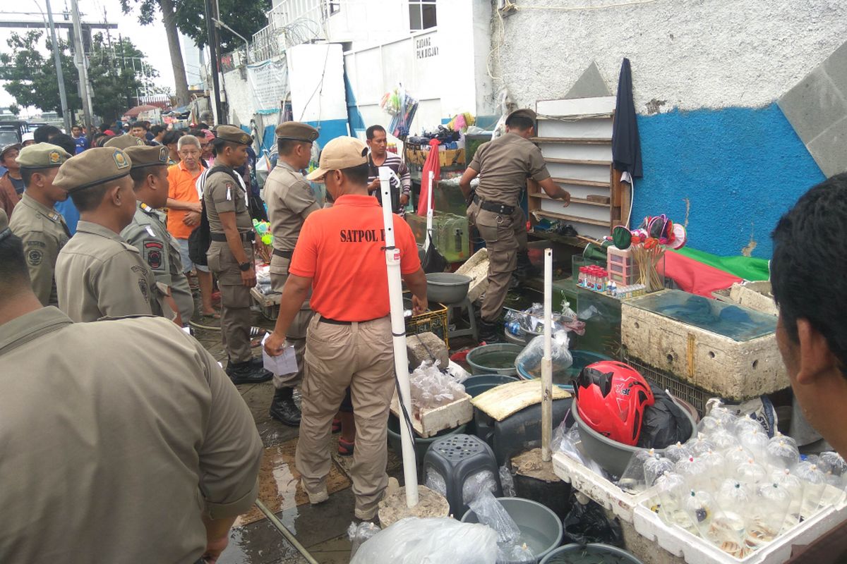 Puluhan PKL Jatinegara ditertibkan Satpol PP, Rabu (31/1/2018)