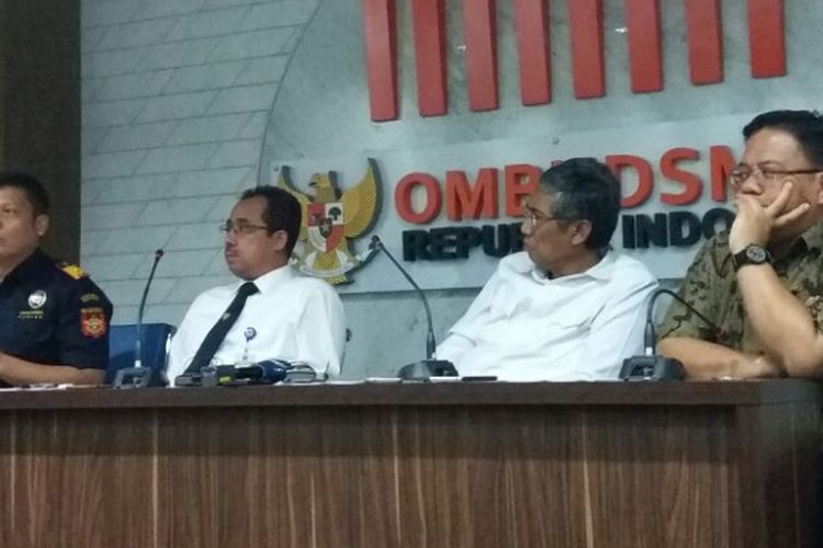 Kepala Kantor Bea dan Cukai Bandara Soekarno-Hatta Erwin Situmorang, Direktur Jenderal Bea dan Cukai Kementerian Keuangan Heru Pambudi, Wakil Menteri Keuangan Mardiasmo, Komisioner Ombudsman RI Adrianus Meliala dalam konfresi pers di Ombudsman RI, Jakarta, Senin (20/3/2017).