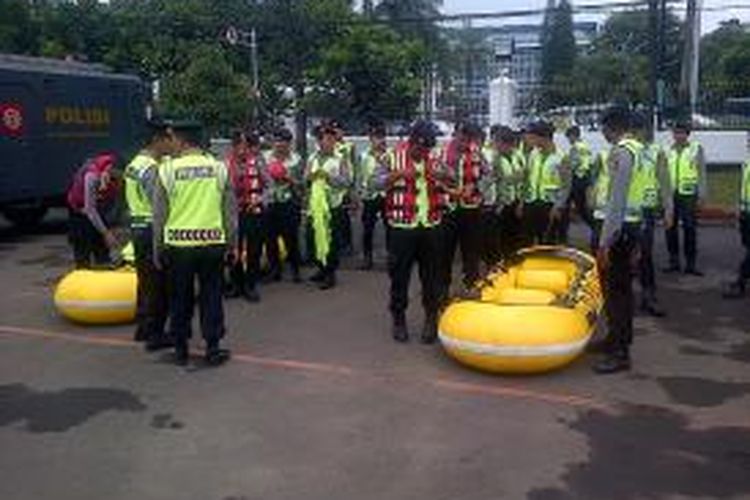 Polda Jawa Barat menyiapkan ratusan personel untuk membantu korban evakuasi banjir di Jawa Barat