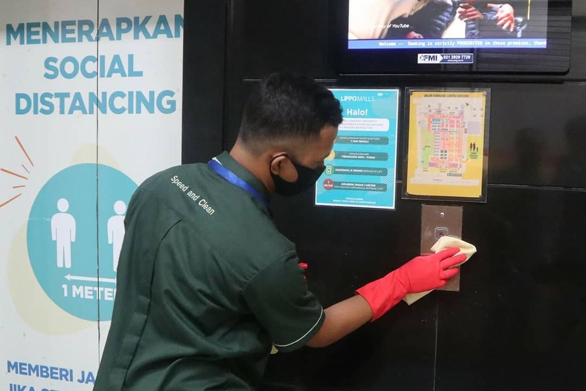 Salah satu mal di Kota Depok, Depok Town Square, melakukan pembersihan secara berkala di berbagai fasilitas umum di area mal. Foto diunggah Rabu (10/6/2020). Upaya ini dilakukan untuk tetap menjaga area fasilitas umum tetap higienis dan sebagai wujud komitmen dan kepedulian Depok Town Square dalam membantu Pemerintah mencegah penyebaran Covid-19, dengan selalu menjaga kesehatan, keamanan, dan kenyamanan pengunjung dan tenant.