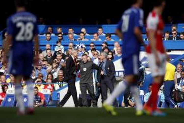 Manajer Arsenal Arsene Wenger (kiri) berselisih dengan Manajer Chelsea Jose Mourinho (kanan), di tengah-tengah laga Premier, di Stamford Bridge, Minggu (5/10/2014).