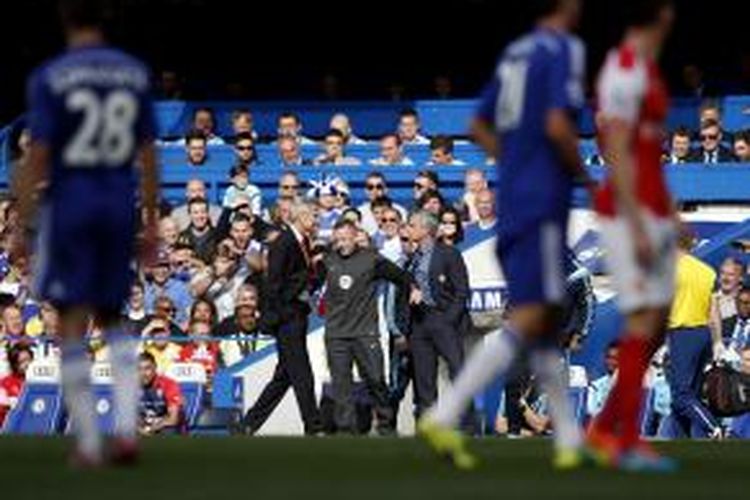 Manajer Arsenal Arsene Wenger (kiri) berselisih dengan Manajer Chelsea Jose Mourinho (kanan), di tengah-tengah laga Premier, di Stamford Bridge, Minggu (5/10/2014).