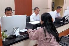 Di bagian belakang, Xiaomi 17 Ultra disebut masih mempertahankan modul kamera berbentuk lingkaran.Modul ini dikabarkan menampung sensor telefoto 200 MP Samsung S5KHPE, yang mendukung teknologi continuous optical zoom.Meski demikian, jumlah kamera belakang disebut berkurang menjadi tiga, dari sebelumnya empat kamera pada Xiaomi 15 Ultra.