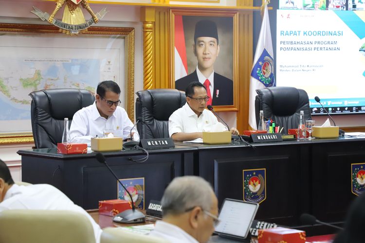 Mendagri Muhammad Tito Karnavian dan Mentan Andi Amran Sulaiman saat Rakor di Kantor Pusat Kemendagri, Jakarta, Selasa (3/6/2025)