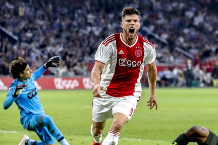Striker Ajax Amsterdam, Klaas Jan Huntelaar, melakukan selebrasi seusai mencetak gol ke gawnag Standard Liege dalam laga Kualifikasi Liga Champions di Amsterdam ArenA, Selasa (14/8/2018)
