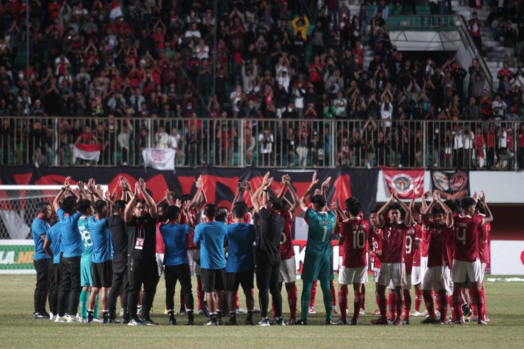 Pemain Timnas Indonesia U-16 melakukan selebrasi seusai mengalahkan Timnas Myanmar U-16 saat laga semi final AFF U-16 2022 di Stadion Maguwoharjo, Depok, Sleman, D.I Yogyakarta, Rabu (10/8/2022). Dalam pertandingan itu Indonesia mengalahkan Timnas Myanmar melalui adu penalti dengan skor 5:4. Terkini, timnas U16 Indonesia telah memastikan raihan gelar juara Piala AFF U16 2022. Selanjutnya, mereka akan berjuang pada Kualifikasi Piala Asia U17 2023, 1-9 Oktober mendatang.