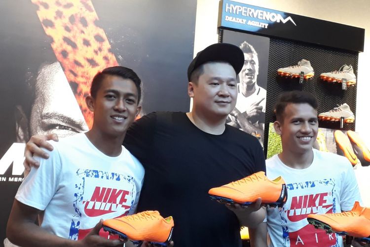 Dua bintang tim nasional Indonesia, Egy Maulana Vikri, dan Febri Hariyadi, didampingi perwakilan Nike Indonesia, Christian Liebert, memperkenalkan sepatu Nike Born Mercurial 360 di Fisik Football Senayan City, Rabu (7/3/2018). 