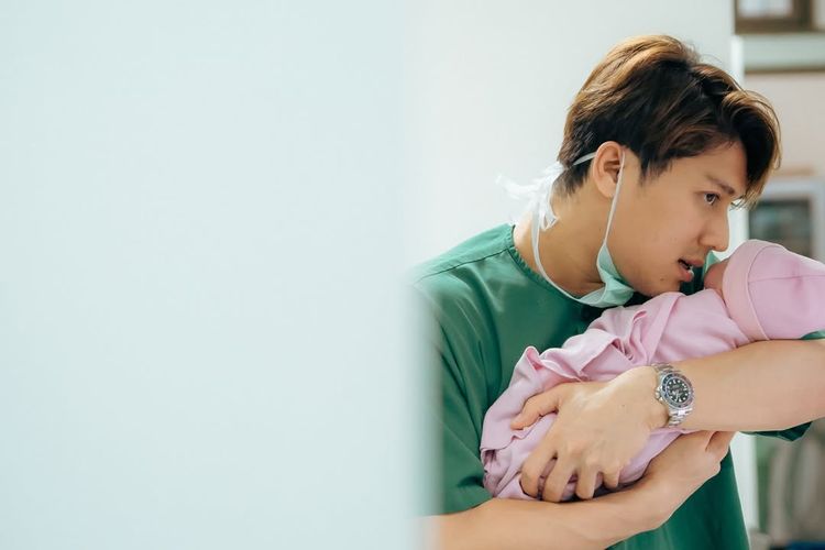 Lesti Kejora melahirkan anak ketiga didampingi Rizky Billar. Momen haru di ruang bersalin penuh dukungan dan kebahagiaan keluarga.