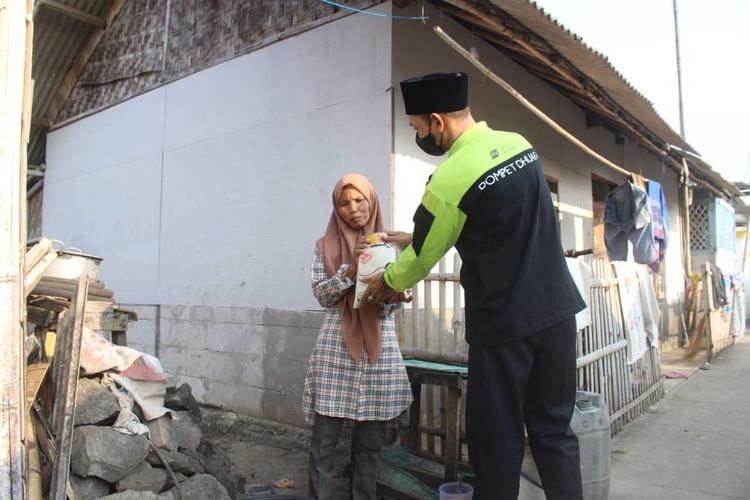 Relawan Dompet Dhuafa membagikan paket zakat fitrah kepada masyarakat Kronjo, Kabupaten Tangerang. Untuk meluaskan sebaran zakat fitrah, Dompet Dhuafa memberdayakan para petani lokal dengan menargetkan 179.500 paket zakat fitrah tersebar ke seluruh Indonesia.