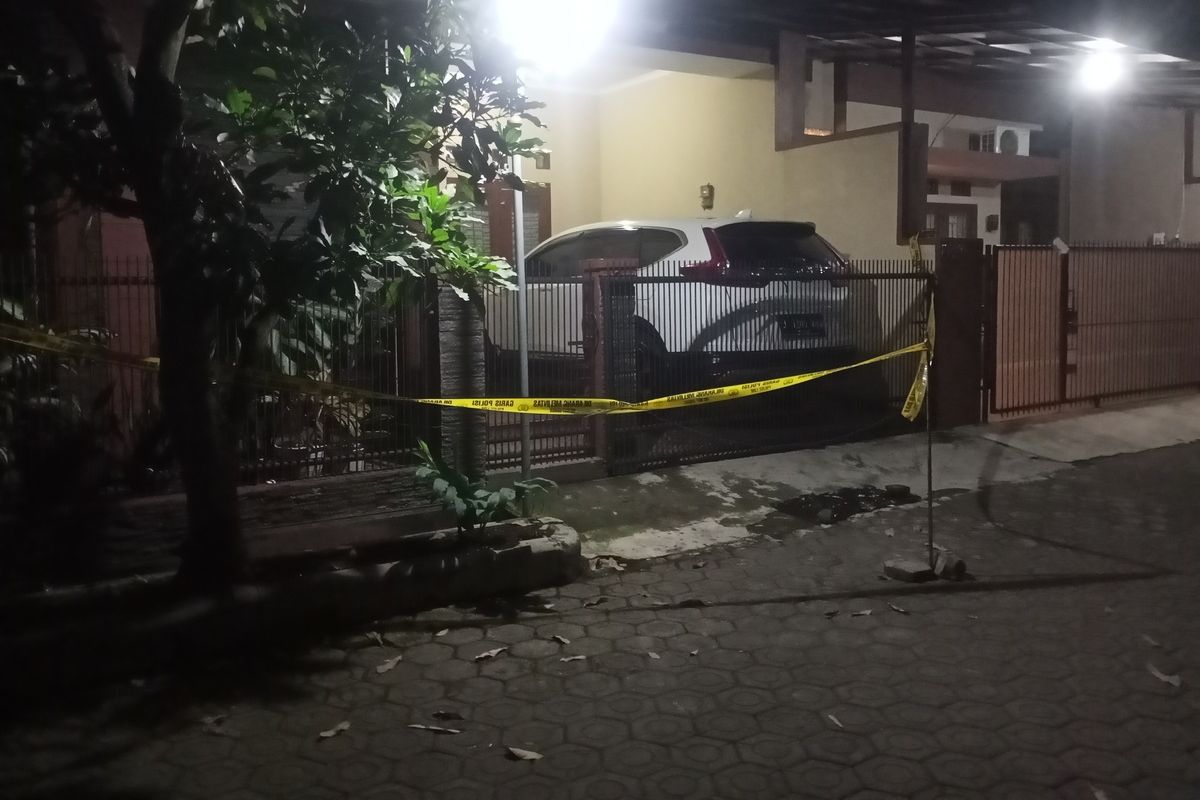 Tempat kejadian perkara (TKP) kediaman mantan Ketua Komisi Yudisial (KY) Jaja Ahmad Jayus di Komplek GBA 2 blok F no. 2 dan blok F-29, Kecamatan Bojongsoang, Kabupaten Bandung, Jawa Barat, Selasa (28/3/2023).