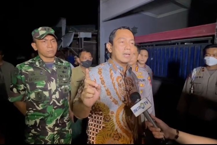 Wali Kota Semarang, Hendrar Prihadi saat meninjau rob. Senin (23/5/2022)