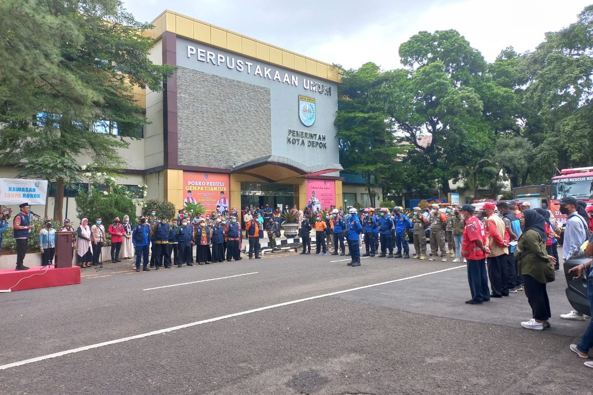 Persiapan pelepasan para relawan Depok Peduli untuk membantu penanganan pasca-gempa Cianjur di Balai Kota Depok, Kamis (24/11/2022).