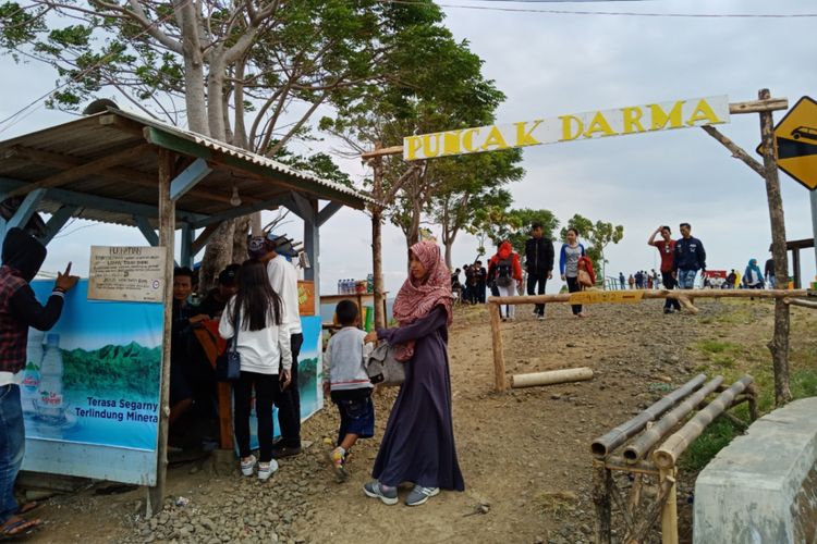 Wisatawan melihat Geopark Ciletuh yang dilihat dari Puncak Darma, Kecamatan Ciemas, Sukabumi, Jawa Barat, Jumat (22/6/2018).