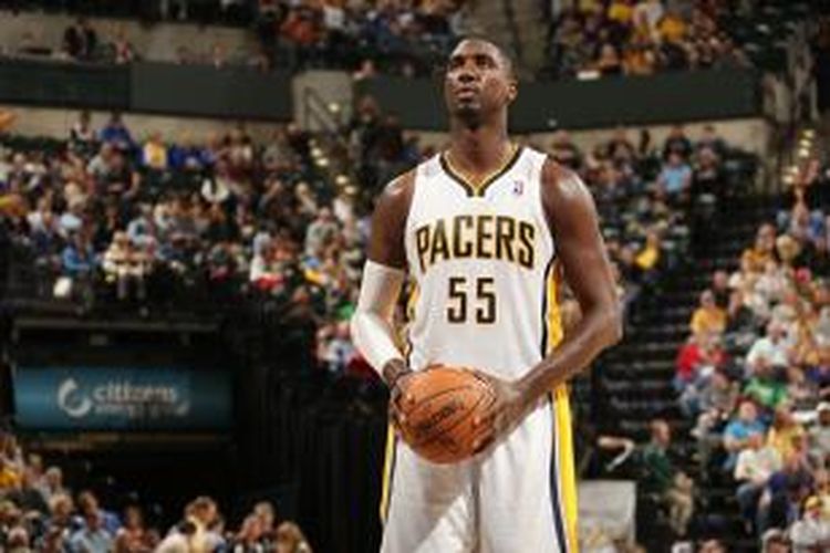 Pebasket Indiana Pacers, Roy Hibbert bersiap melakukan tembakan bebas, saat bertemu Milwaukee Bucks di Bankers Life Fieldhouse, pada lanjutan kompetisi NBA, Jumat (15/11/2013).