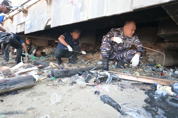 Foto : Bupati Manggarai Barat, Edistasius Endi, saat memungut sampah di Muara Pasar Lama Labuan Bajo, Selasa (05/09/2023).